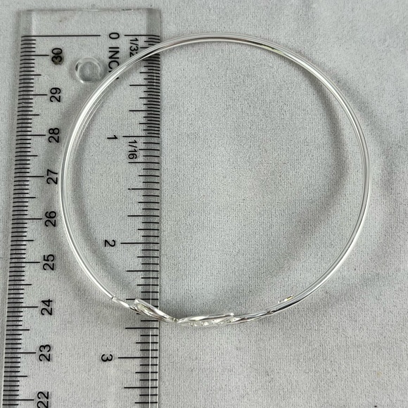 NEW Sterling silver bangle with leaf motif - Picture 6 of 7